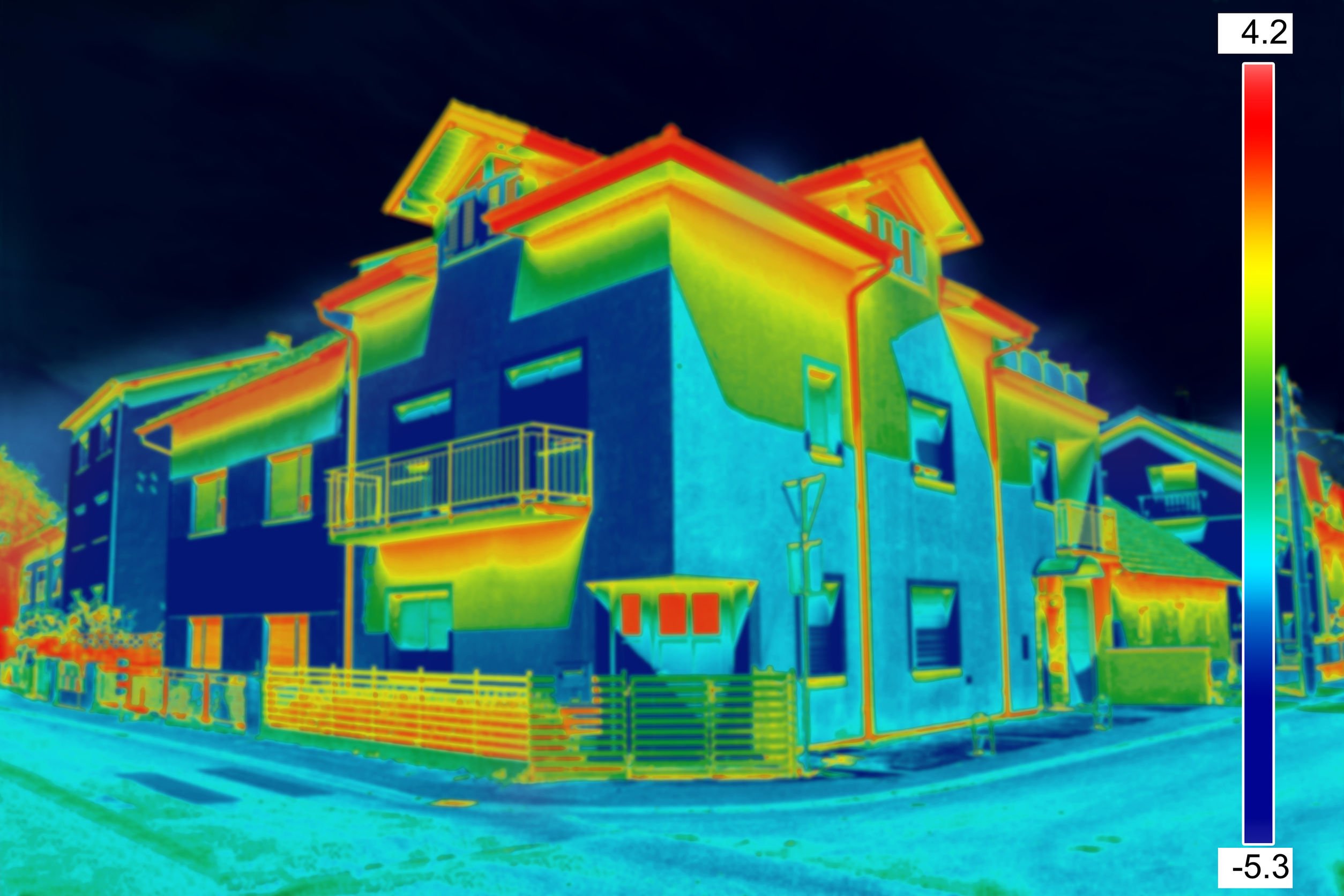 Image infrarouge des flux thermiques d'une maison pour repérer les déperditions thermiques