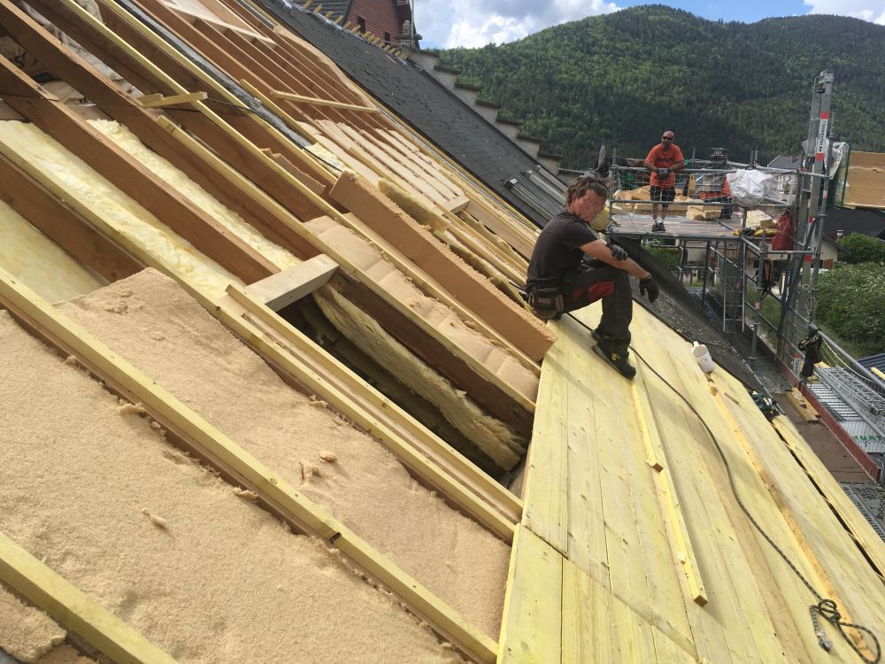 Isoler votre toiture de l'extérieur - ITE - grâce au sarking - La Maison  Des Travaux