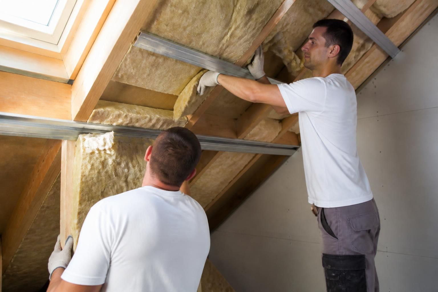 découvrez comment les isolants thermiques améliorent le confort de votre maison en réduisant les pertes d'énergie, optimisant la température intérieure et réalisant des économies sur vos factures.