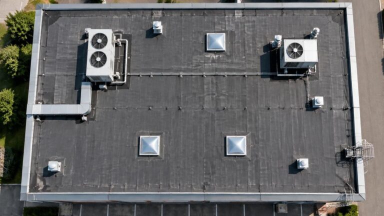 découvrez les solutions de roofing pour toiture-terrasse : performances d’isolation, prix au m², étapes de pose et conseils pour faire le bon choix.